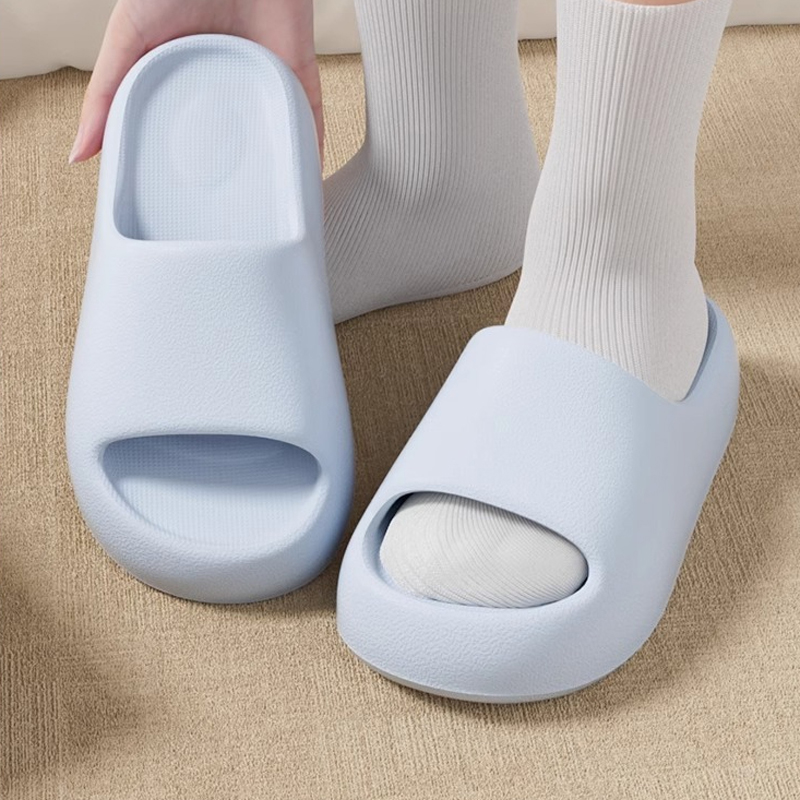 Damskie kapcie domowe, gumowe  – Sneaker Care Set recenzja i cena